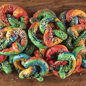 Άκης Πετρετζίκης: Πολύχρωμα pretzel