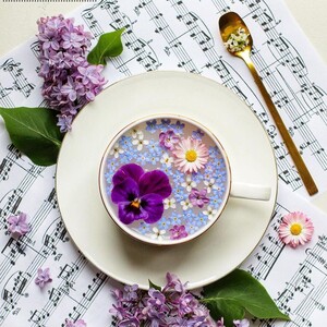 Flower Tea: η νέα τάση στο Instagram με τις «ανθισμένες κούπες» 