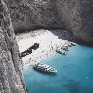 10 iconic ελληνικές παραλίες για να κολυμπήσεις αυτό το καλοκαίρι 