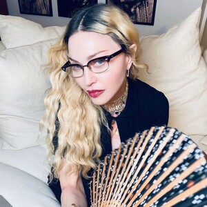 H Madonna γράφει και σκηνοθετεί μια ταινία με θέμα τη ζωή της