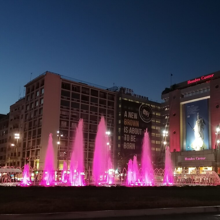 Digital Race for the Cure 2020: Το σιντριβάνι της Ομόνοιας φωταγωγήθηκε ροζ