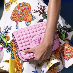 Versace SS21:τσάντες με έντονα χρώματα σε πρώτο πλάνο για το καλοκαίρι που έρχεται