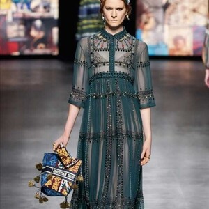H bohemian εκδοχή της book tote τσάντας του Dior θα είναι το απόλυτο fashion trend της άνοιξης