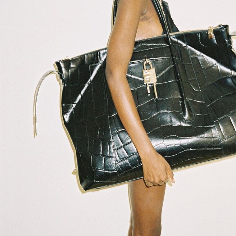 Η νέα SS21 συλλογή του Givenchy πηγαίνει τις τσάντες σε άλλη «διάσταση»