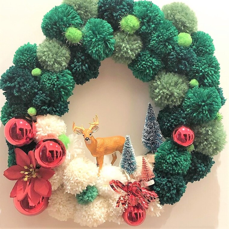 Pom pom wreath:Η νέα diy τάση στη χριστουγεννιάτικη διακόσμηση