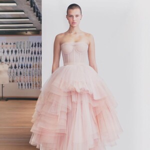 Το prom dress αποτελεί πρόταση του Alexander McQueen για τη νέα σεζόν