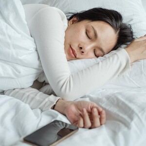 Μήπως τελικά οι γυναίκες χρειάζονται περισσότερο ύπνο απ' ότι οι άντρες;