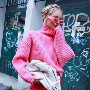 10 ροζ πουλόβερ που θα απογειώσουν κάθε ντύσιμό σου αυτή τη σεζόν