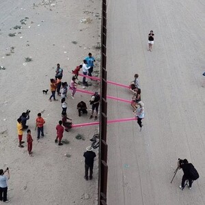 Οι ροζ τραμπάλες στον «φράχτη» ΗΠΑ-Μεξικού ανακηρύχθηκαν έργο της χρονιάς