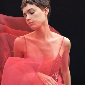 Armani Privé: η νέα συλλογή Haute Couture 2021 αναζητά τις ισορροπίες